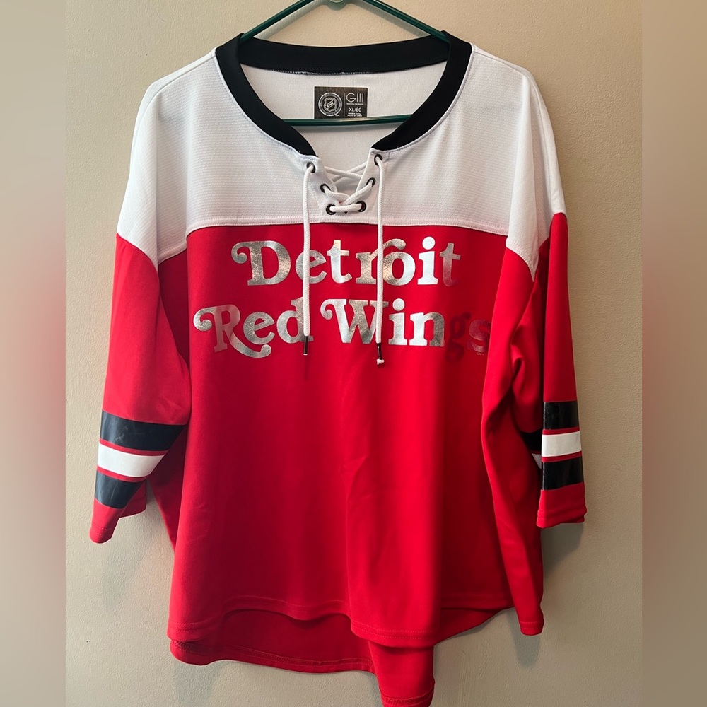 NHL Detroit Red Wings GIII size XL women’s lace up neck line 3/4 sleeve jersey.